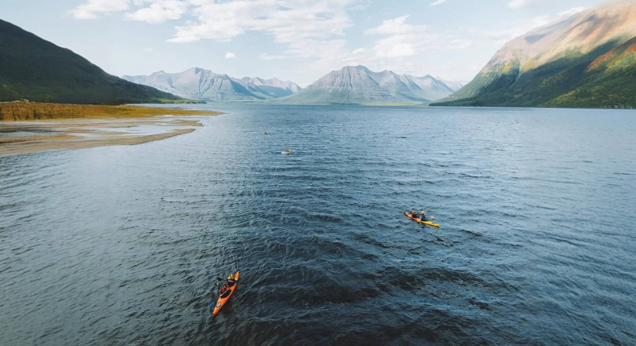 Каякинг с видами на плато и базальтовые стены